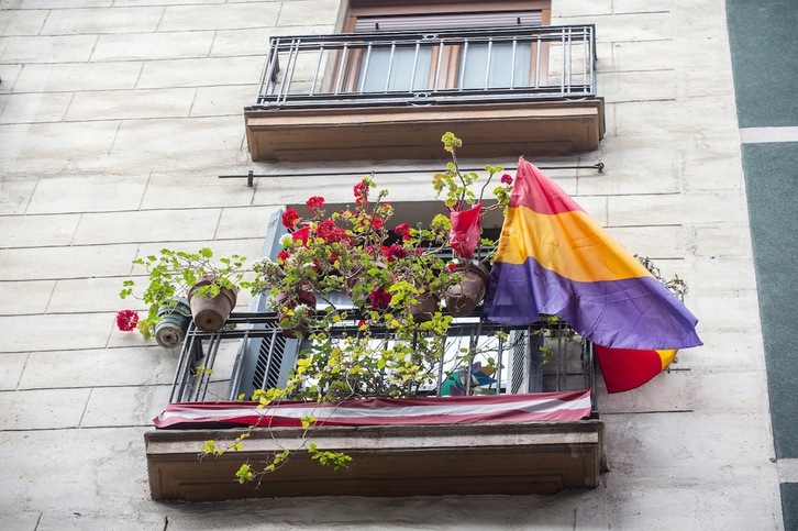 Errepublikako bandera, pentsiodunen zapi gorriaren ondoan. (Marisol RAMIREZ/FOKU)