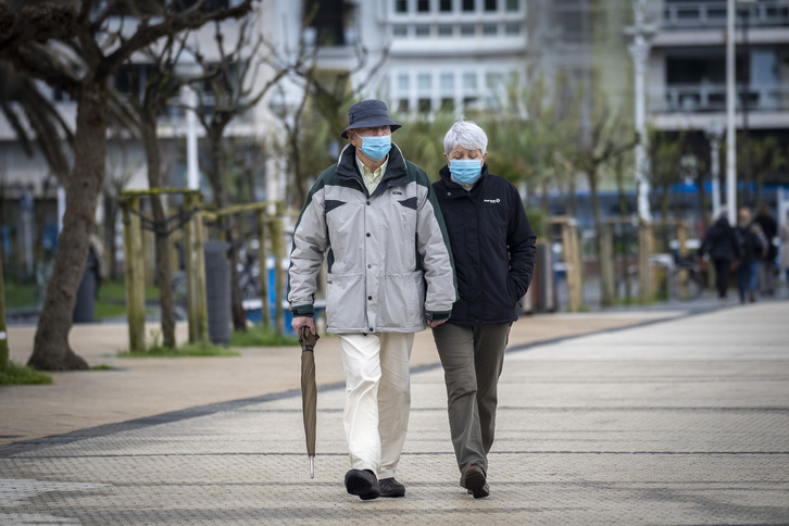 Dos personas mayores pasean en Donostia. Gipuzkoa es el herrialde que mantiene una peor evolución.      (Gorka RUBIO/FOKU)