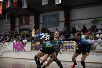 Valero y Lima agarran a Maddi Bengoetxea (3 goles). (@Atlguardes_ofic)