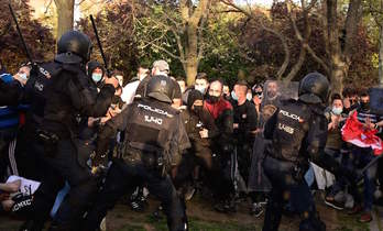 Una de las cargas policiales. (Javier SORIANO | AFP)