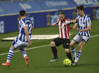 Muniain intenta llevarse el balón ante Barrenetxea y Aritz Elustondo en el derbi de Anoeta. (Jon URBE/FOKU)