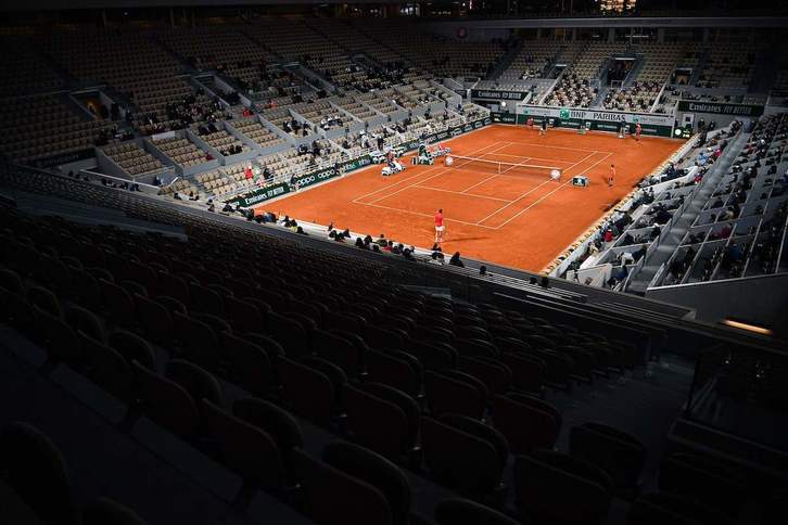 Duelo entre Djokovic y Tsitsipas, en la semifinal de la pasada edición del Roland Garros. (Anne-Christine POUJOULAT / AFP)