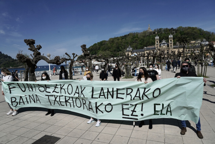 Concentración de cajeras en Donostia, frente a la delegación del Gobierno de Lakua. (Andoni CANELLADA/FOKU)