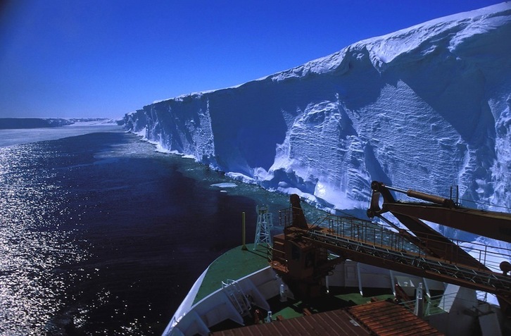 El borde de la plataforma de hielo Ekström en diciembre de 2002. (Hannes GROBE/Wikipedia)