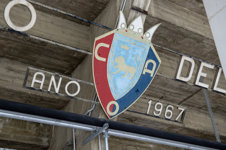 Durante las obras apareció un antiguo escudo del club, que se ha decidido conservar.