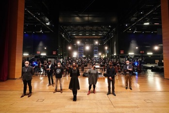 Representantes de «Ura bere bidea» junto a los músicos de la Orquesta Sinfónica de Bilbo en el auditorio del Palacio Euskalduna. (Endika PORTILLA/FOKU)