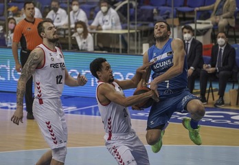 Sin concesiones, Bilbao Basket y GBC pelean por salir de la zona de descenso y es posible que, con suerte, tal vez solo uno de ellos lo logre. (Andoni CANELLADA / FOKU)