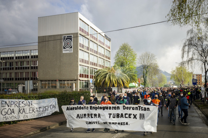 Protesta frente a la sede de Tubacex en Laudio. (Jaizki FONTANEDA/FOKU)