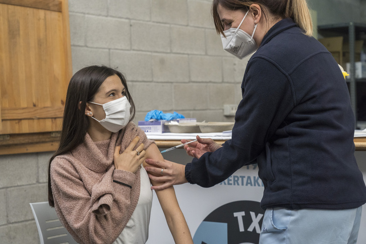 Una trabajadora sanitaria administra una vacuna en Ilunbe.     (Gorka RUBIO I FOKU)