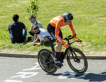 Mikel Aristi, en la crono, agradece el apoyo de la afición vasca en la vuelta del Euskaltel a la Itzulia. (Marisol RAMÍREZ/FOKU)