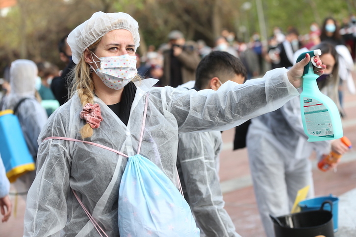 Una mujer participa en el acto de «desinfección del fascismo» en Vallecas. (Europa Press)