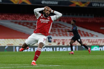 El jugador del Arsenal Lacazette se lamenta de una ocasión fallada ante el Slavia de Praga. (Ian KINGTON/AFP)