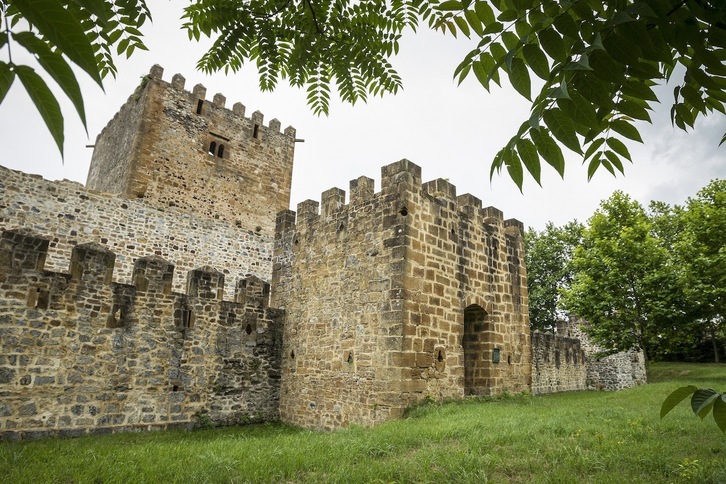 Imagen exterior del Castillo de Muñatones. (Haritz Loiola/FOKU) 