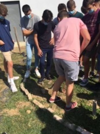 En cours de Sciences et vie de la terre, des élèves travaillent sur une butte en permaculture. © Institut Jean-Errecart 