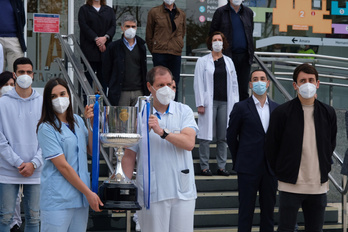 Osasun langileak, Kopa eskuan eta Realeko jokalariak alboan dituztela. (FOKU)