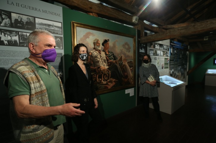 Edorta Jimenez idazlea, Leire Bilbao kultur diputatua eta Felícitas Lorenzo museoaren zuzendaria. (Aritz LOIOLA | FOKU)