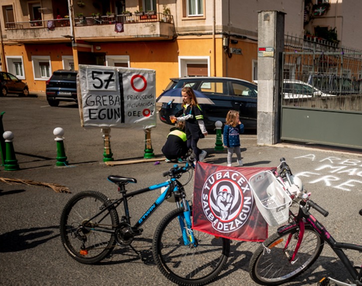 La plantilla de Tubacex protesta al paso de la Itzulia por Laudio. (Endika PORTILLO/FOKU)