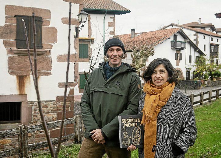 Asisko Urmeneta marrazkilaria eta Helena Xurio Arburua Zugarramurdin (Guillaume FAUVEAU)