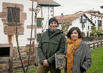 Asisko Urmeneta marrazkilaria eta Helena Xurio Arburua Zugarramurdin (Guillaume FAUVEAU)