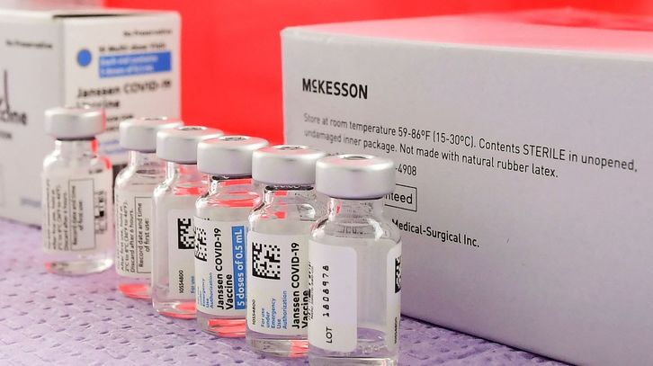 Frascos de la vacuna Janssen de dosis única esperan ser transferidos a jeringas para su administración. (Frederic J. BROWN/AFP)