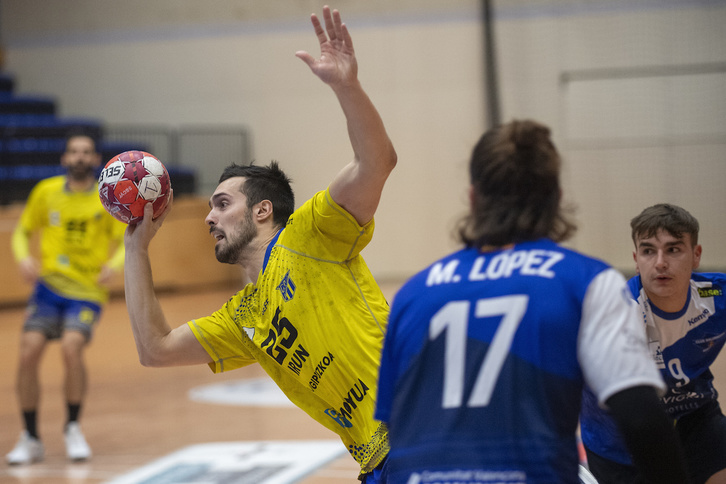Jon Azkue, MVP de marzo, intenta progresar en un partido de esta temporada. (Juan Carlos RUIZ/FOKU)