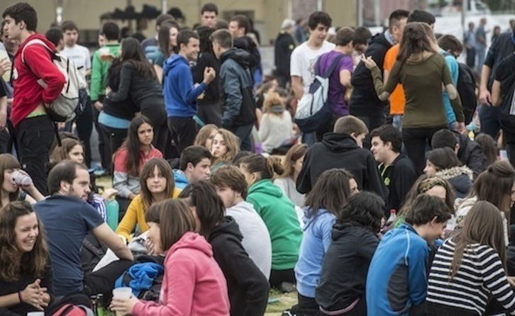 Gazte talde bat kaleko jai batean, artxiboko irudian. (Jagoba MANTEROLA/FOKU)