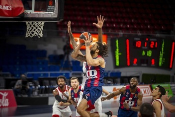 Pierria Henry, líder espiritual de Saski Baskonia, en una entrada frente a Olympiacos. (Jaizki FONTANEDA / FOKU)