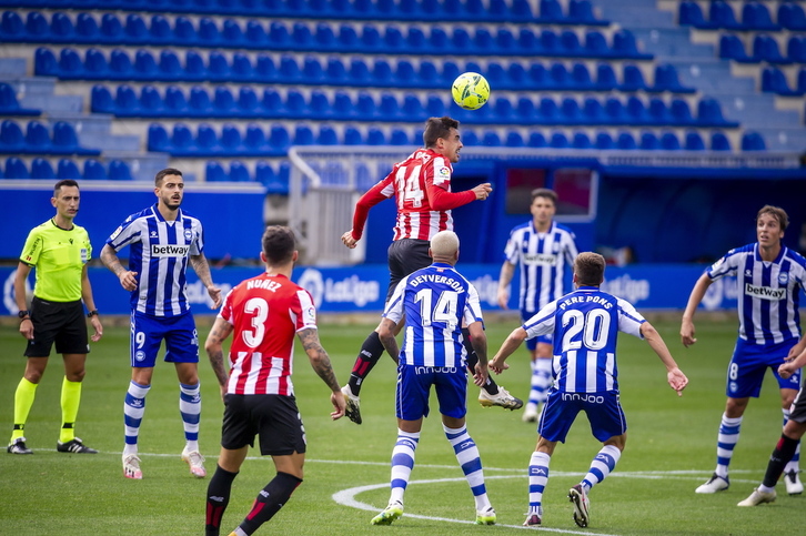 Dani García, rodeado de jugadores del Alavés, cabecea un balón en el derbi de la primera vuelta. (Jaizki FONTANEDA / FOKU)