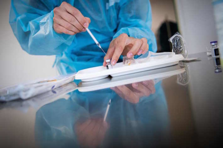 Una enfermera prepara una dosis de la vacuna de Pfizer. (Loic VENANCE/AFP)