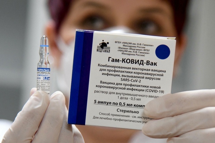 Un vial de la vacuna contra el covid desarrollada por el Centro Nacional de Epidemiología de Rusia. (Savo PRELEVIC | AFP)