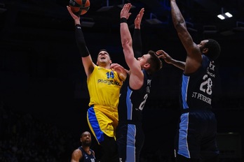 Ponitka y Tarik Black dificultan el tiro de Oz Blayzer en el triunfo del Zenit de San Petersburgo sobre el Maccabi. (EUROLEAGUE.NET)