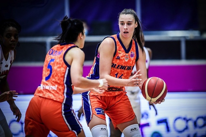 Raquel Carrera, diferencial en el triunfo de Valencia Basket, contacta con Ouviña. (FIBA BASKETBALL)