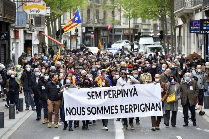 La manifestación que ha recorrido este sábado el centro de Perpinyà. (Raymond ROIG | AFP)