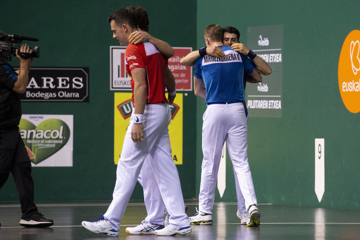 Gorrien samina eta urdinen poza partida amaitu berritan. (Iñigo URIZ/FOKU)