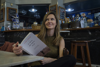 La periodista Pilar Cebrián antes de la presentación de su libro en Donostia, (Jon URBE / FOKU)