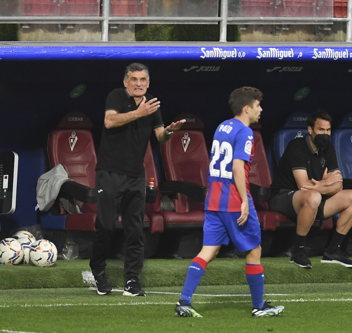 Mendilibar da intrucciones a sus jugadores ante el Levante. (Jon URBE/FOKU)