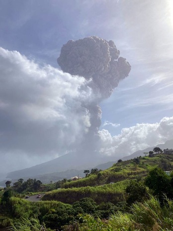 Imagen de una de las erupciones del volcán La Soufriere tomada el viernes, 9 de abril. (University of the West Indies | AFP)