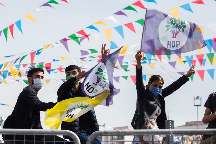 Banderas del HDP ondean al viente durante la celebración del Newroz en Diyarbakir, el pasado 21 de marzo. (Laurent PERPIGNA IBAN)