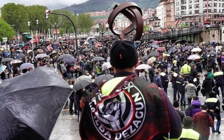 texto asignado: La manifestación, a su llegada al Ayuntamiento. (Marisol RAMIREZ/FOKU)
