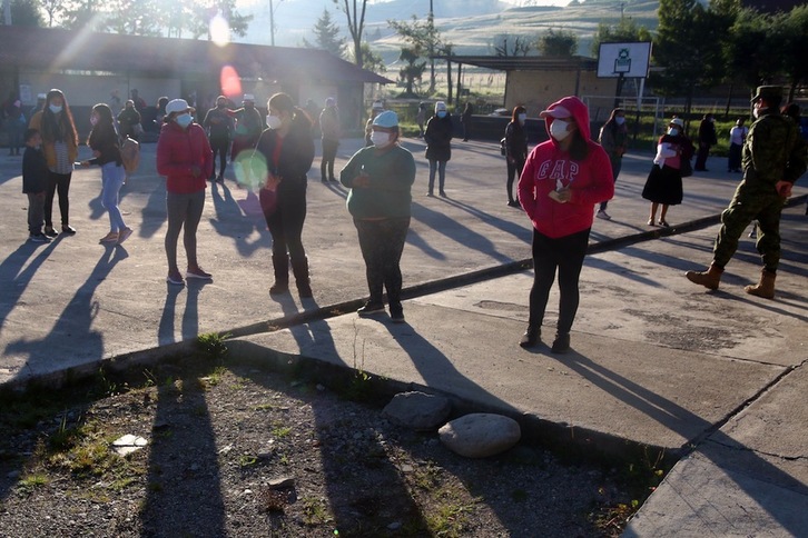 Haciendo cola para votar en la ciudad de Cuenca, en la provincia de Azuay. (Fernando MACHADO | AFP)