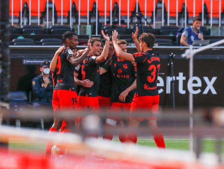 Los goleadores Isak y Guevara celebran el primer gol del gasteiztarra, felicitado por González de Zarate. (AGENCIA LOF)