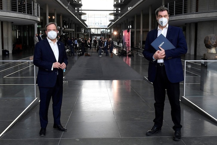 El líder de la CDU, Armin Laschet (a la izquierda), y el de la CSU, Markus Söder, posan para los fotógrafos tras la reunión del grupo parlamentario de la coalición, este domingo, en Berlín. (Tobias SCHWARZ | AFP)