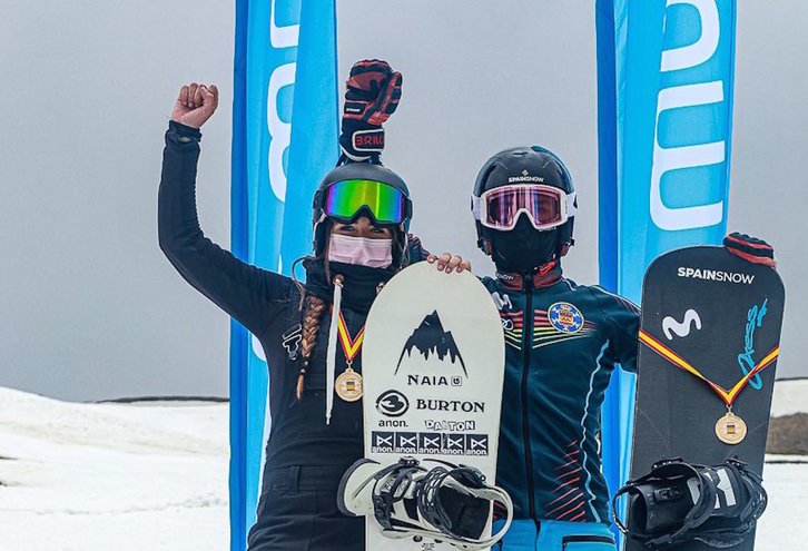 Naia Aramendia y Álvaro Romero posan en el podium como campeones estatales de snowboardercross. (RFEDI)