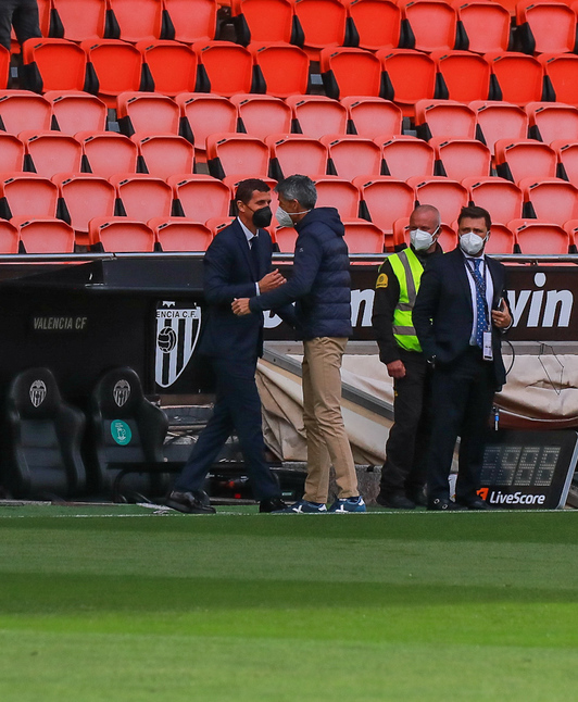 Javi Gracia e Imanol, excompañeros en la Real y el Villarreal, se saludan antes del partido. (Agencia LOF)