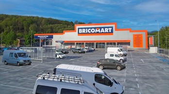 Fachada del nuevo almacén de BRICOMART en Galdakao.