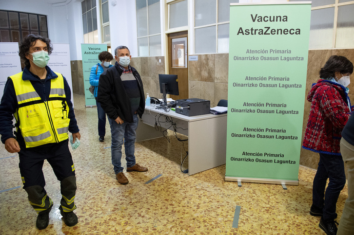 Vacunación con AstraZeneca en Iruñea, en el antiguo colegio Maristas. (Iñigo URIZ | FOKU)
