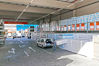 Bricomart-eko eraikuntza materialen barla.