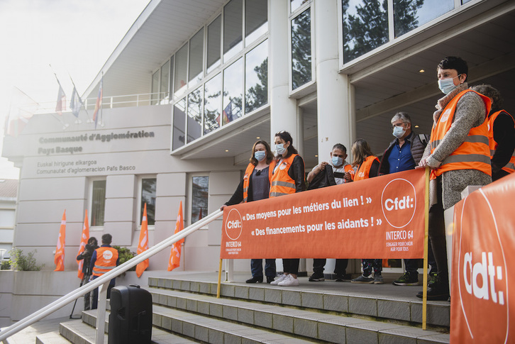 El sindicato CFDT pidió más financiación para la ayuda domiciliaria a las puertas del consejo de la Mancomunidad Vasca. (Guillaume FAUVEAU)