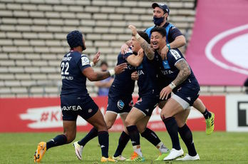 Un exultante Jalibert es felicitado tras anotar el golpe de castigo que daba la victoria al equipo de Burdeos. (ROMAIN PERROCHEAU / AFP)