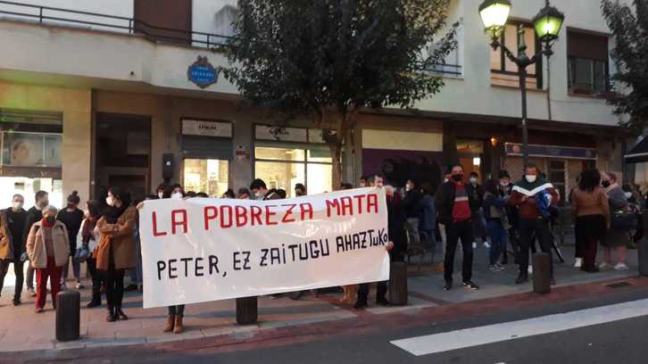 Concentración en el barrio de Uribarri para denunciar la muerte de una personas sin hogar.